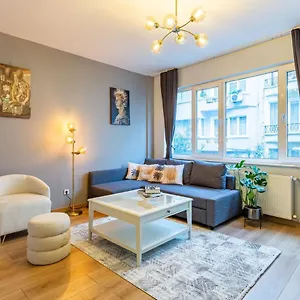 Flat Near Attractions In Nisantasi Apartment
